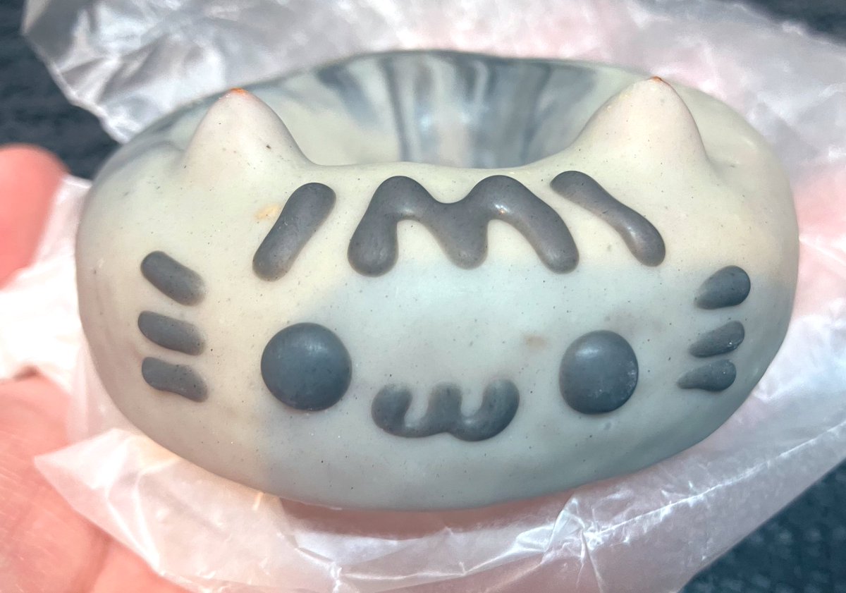 ドーナッツさま ビジュアルに全振りしたようなドーナツ様のものを食す。