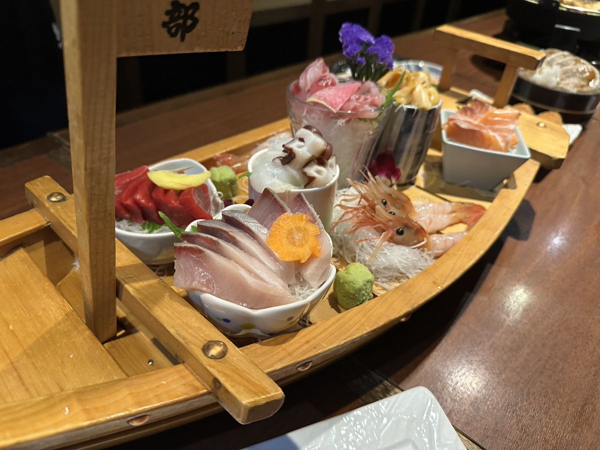 札幌はイマイチよく分からねえから適当な店でうにいくら丼と刺身で軽く一杯やってきたぜ。
特に何も考えずに入った店だが立地の効果なのか海鮮はなかなか旨かったぜ。
すすきので軽く遊んでいこうか迷ったがこのとんでもない寒さに耐えられそうにないからこれから東京に帰るとするかな。