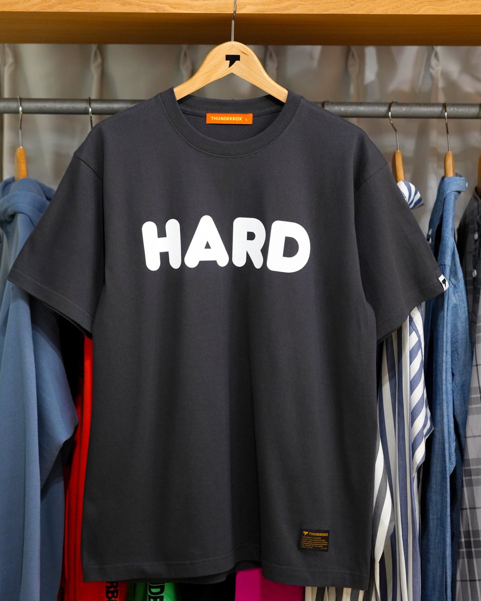 nazo_no_mise's tweet photo. 『HARD-TEE2』
謎の店×ハードオフの新作コラボレーション

HARD OFFオフィシャルロゴの「HARD」部分のみを抽出したデザイン
HARDに続くワードは着る人の解釈で楽しめるTシャツです

以前好評を博した「HARD-TEE」をブラッシュアップした新バージョンが
「PARCO GAME CENTER」開催を記念してリリースされます

2月6日(金)から渋谷PARCOと中野謎の店で新発売！
#PGC #SGW2026