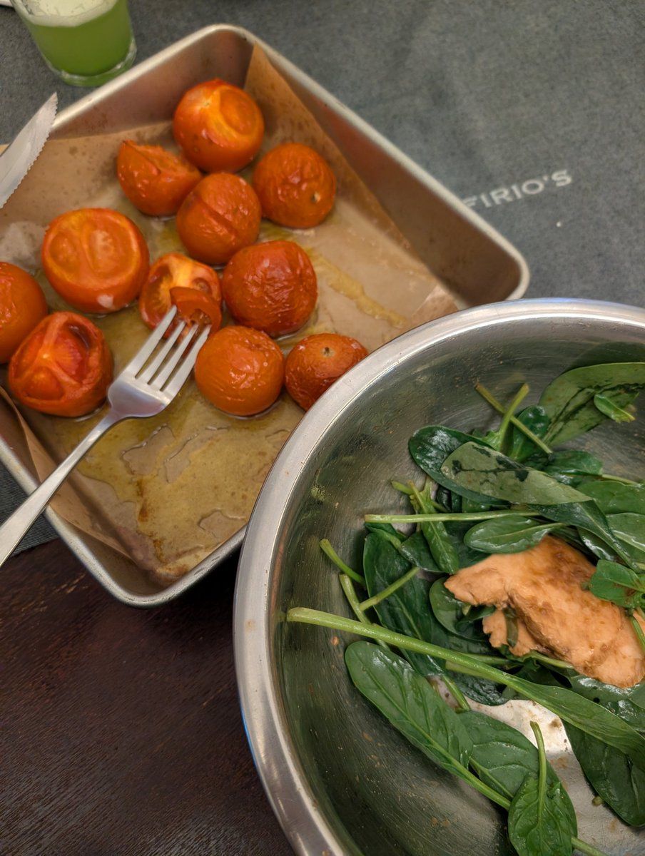BlueHeartsUWS's tweet photo. Had a hankering for baked tomatoes.
Baby spinach salad & boiled chicken breasts.
#WeekdayMeal
#自宅飯 https://t.co/yoBVUHtIR9