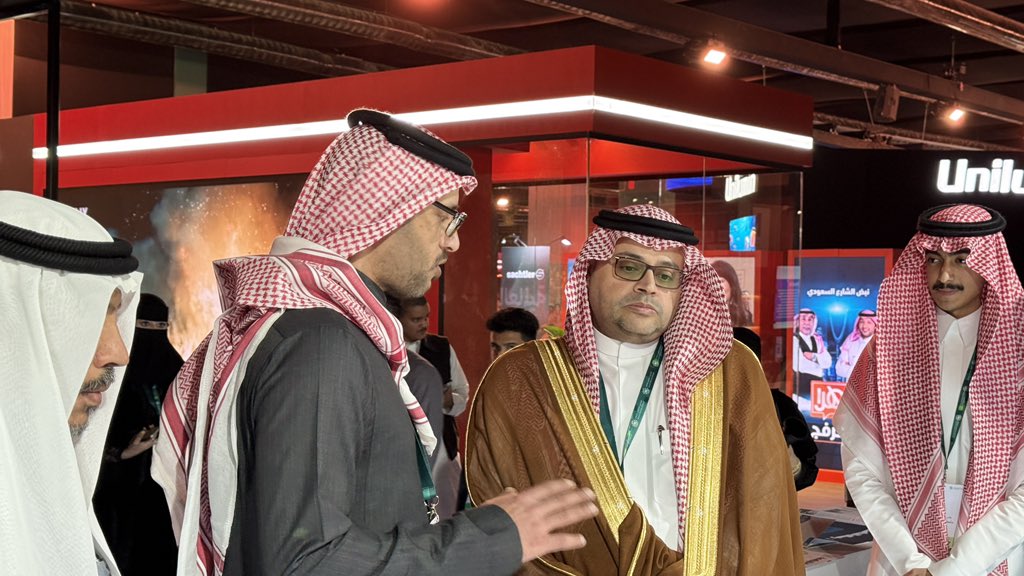 m_0hs2's tweet photo. فخور بكوني احد مصوّري فريق رسالة الجامعة، وتشرفت بتمثيل الفريق في المنتدى السعودي للإعلام، في تجربة مهنية ثرية تعكس روح العمل الإعلامي الجامعي والطموح نحو التميز 🦾📸.

@rsksu 
@Faisal_AlAqeel 
@FaisalMAlanazi 
@albakertv https://t.co/IYVKL8vBGn