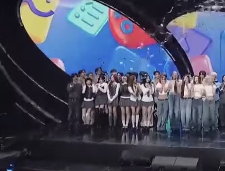 บัสกับเบม่อนหนิ นั่นแคนกับเป้อยืนด้วยกันหนิ 🥹