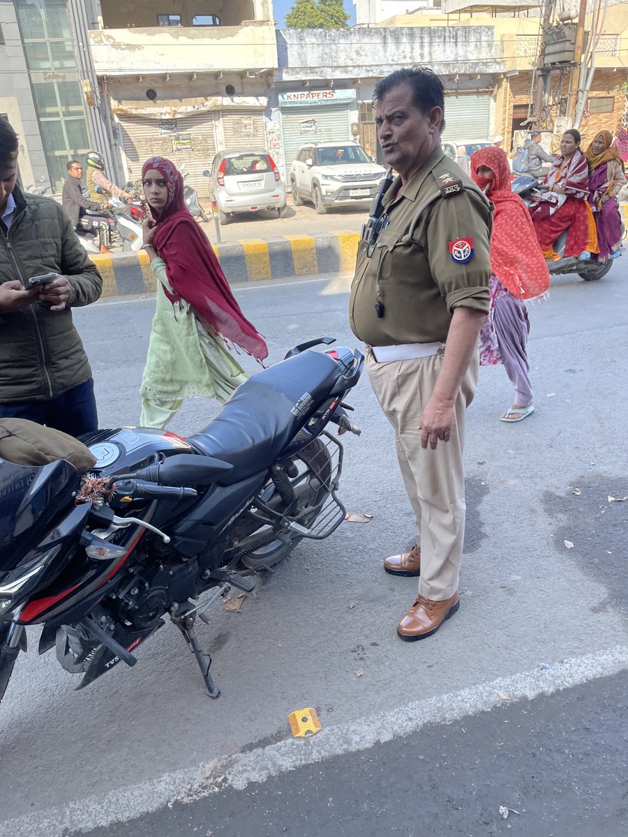 tomernix's tweet photo. One officer wasn’t wearing a helmet and the bike had no visible number plate (I have photos).
Challans were issued to HR vehicles, while a similarly parked UP-85 vehicle was ignored. When I asked why, I was told, “you won’t teach us whom to challan.”

@dgpup https://t.co/4wwJfpO4i2
