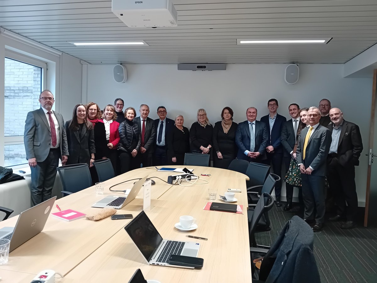 unisiena's tweet photo. Il 3 febbraio a Bruxelles, presso la Commissione Europea, il Rettore Roberto Di Pietra ha firmato l’accordo di conferma dell’alleanza #AcrossEU. L’Università di Siena parteciperà al bando Erasmus+ European Universities 2026 con partner europei.
https://t.co/MhaXSPVi9l https://t.co/0IMYCsJNRO