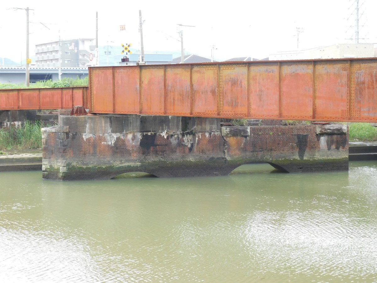 旧国鉄室木線の遠賀川駅付近に架かる西川橋梁。
ポストにチラッと見えたので確認したが、河川の護岸整備の一環で撤去が予定されているそうです。
明治時代と思われる煉瓦積み橋台もなくなるのか…。
(画像は2019.8.30)　#室木線