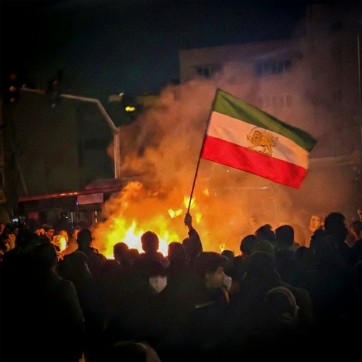 سقوط
soundcloud.com/mahdyar/soghoot

اگر دریافت آهنگ از آدرس بالا برای شما در ایران دشوار است، می‌توانید ام‌پی‌۳ آن را از تلگرام زیر دریافت کنید:
t.me/moltafchannel