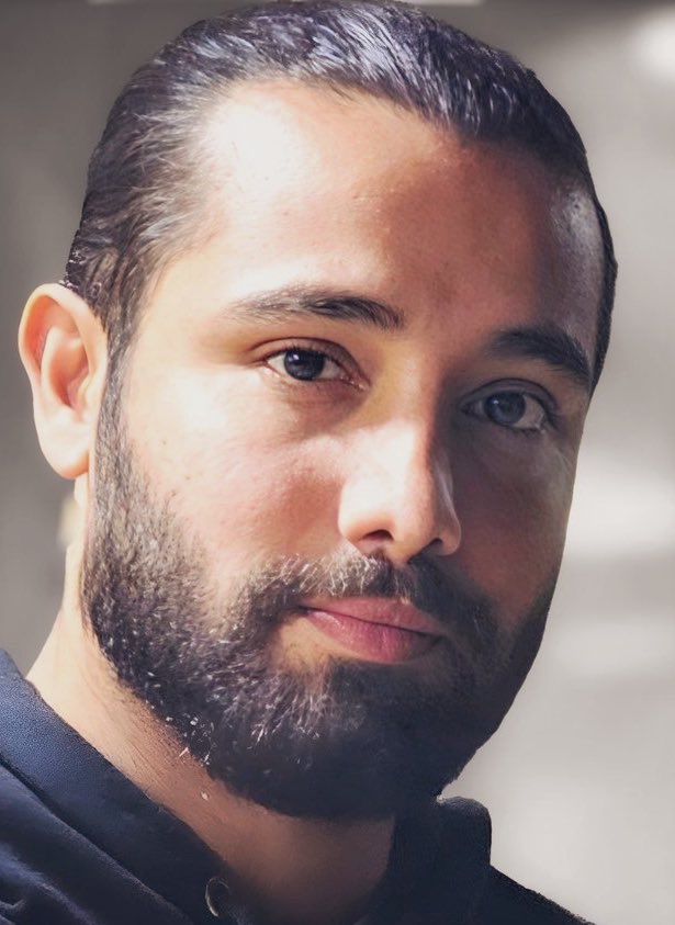 دکتر ۲۸ ساله ساکن تهران که حین کمک به یک مجروح در خیابان دستگیر و پای چوبه‌ی دار است! 
صدای شرافت آقای دکتر باشید، هنوز نفس می‌کشه! 
#از_بازداشتیها_بگو 
 #محمدرضا_عبدالله_پور