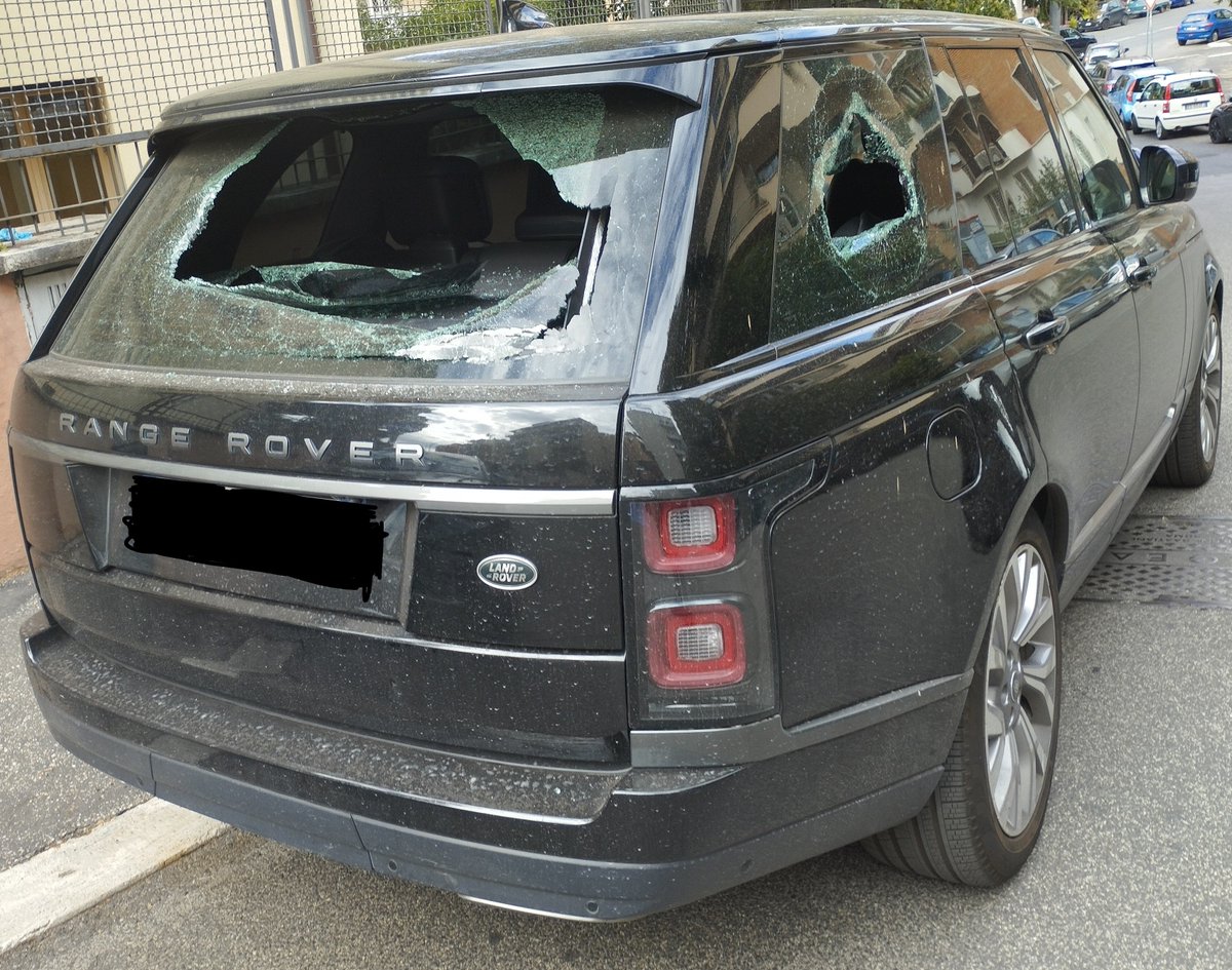 DrCongiu's tweet photo. La coppia di giovani ladri che spacca i finestrini e ruba nelle auto https://t.co/MaApgvth9h 

Chissà se sono stati loro? https://t.co/upyuRN8Da9