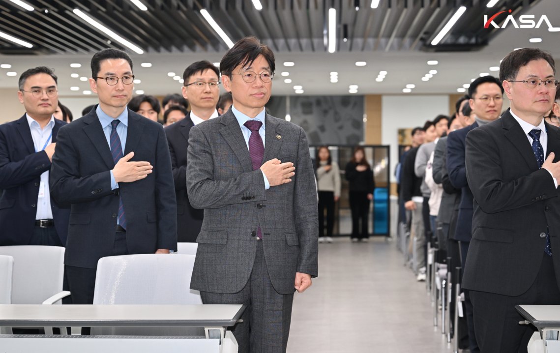 🎉New Leadership: Oh Taeseog Inaugurated as 2nd Administrator of KASA

 "KASA is ready to lead Korea into a brighter future. We are committed to establishing aerospace as a national engine for the future. Through technological sovereignty, we will open the K-SPACE era!"✨
#KASA https://t.co/SEVYSM84Sh