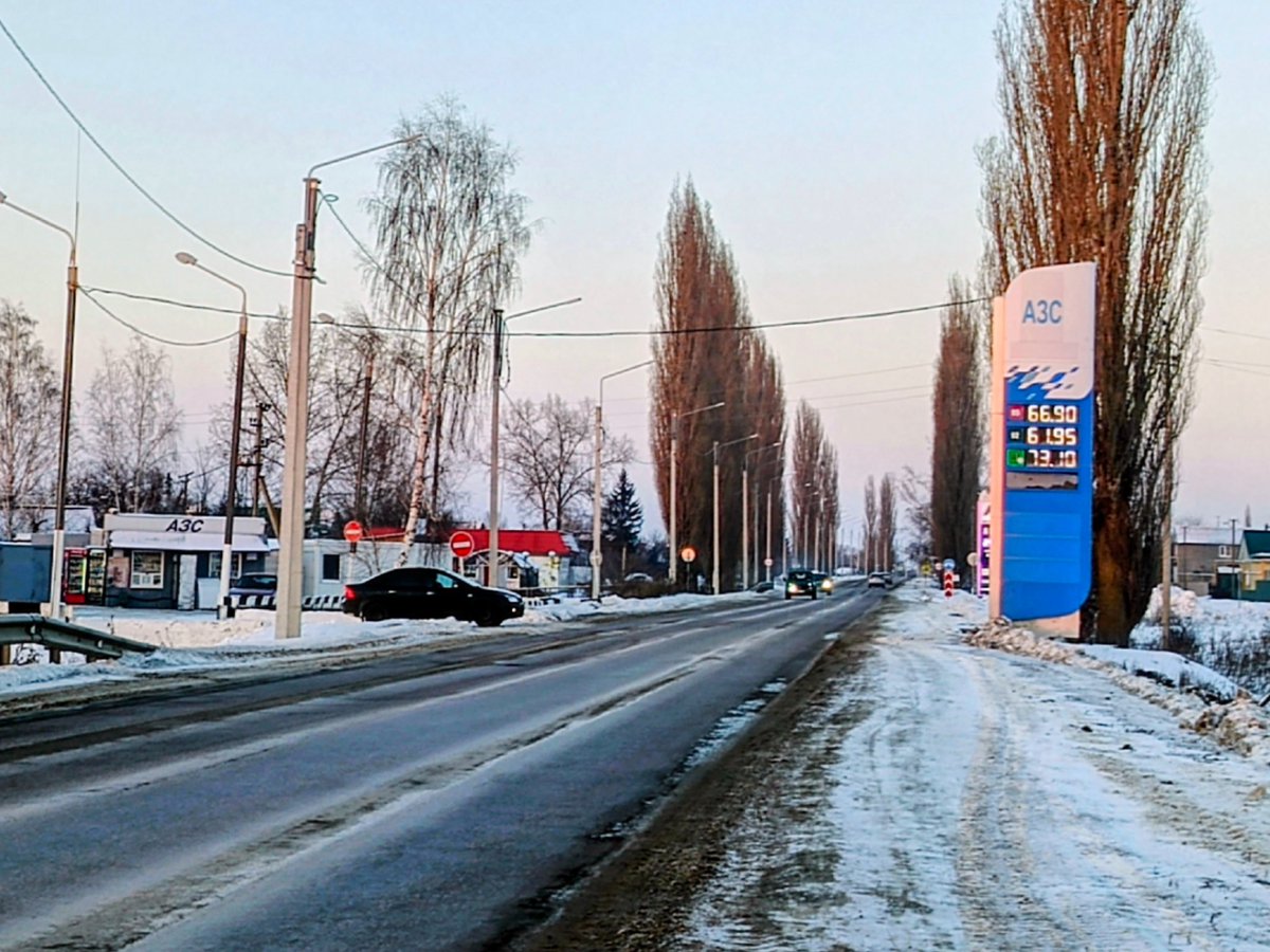 Парижская Коммуна. Воронежская область.
Ранее село называлось Трёхсвятское, возникло в 1730 годах.
В 19 веке рядом с селом проложили ж/д.
В 1923 году переименовали в Парижскую Коммуну.
В селе есть музей «Зов предков», в котором хранятся вещи времён РИ и СССР.

Население 800 чел.