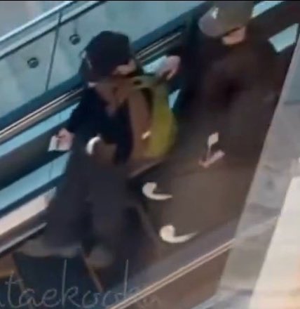 jkbowwow's tweet image. não cara ele segurando a alça da bolsa do taehyung… ninguém me entenderia