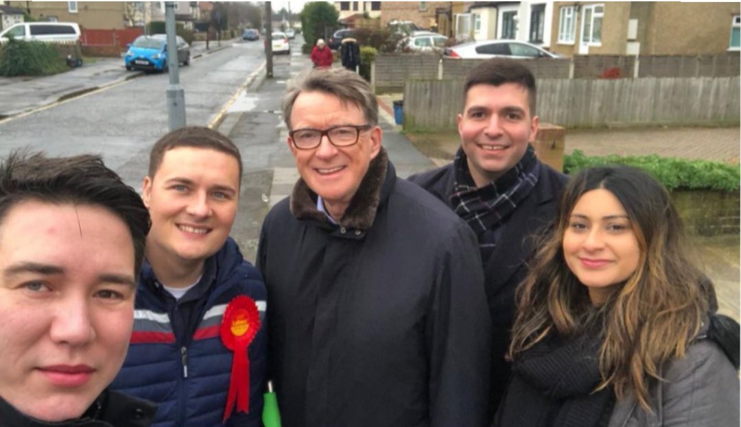 tykestakeonit's tweet image. Streeting is trying to distance himself from his best friend Mandelson.
So if you've got any respect at all for Wes Streeting, don't retweet this photo. 😁