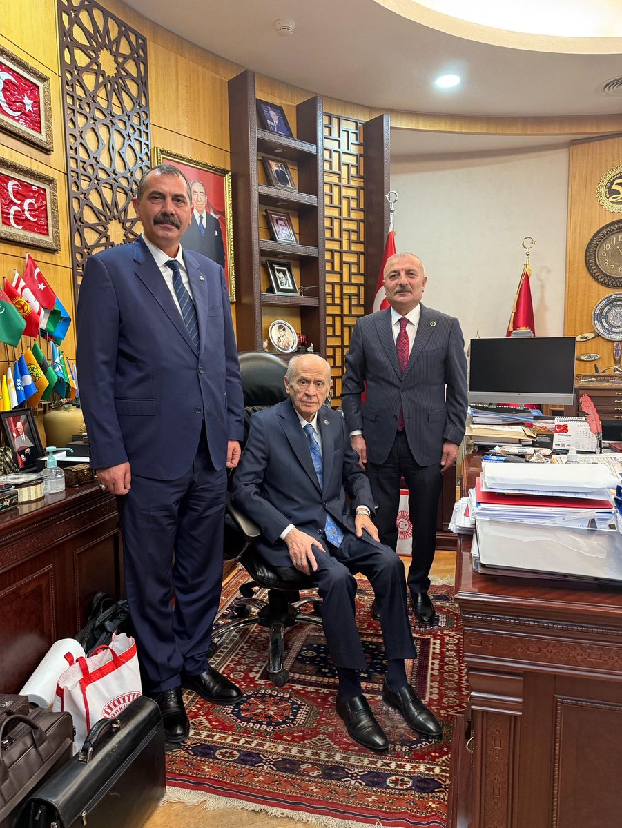 Baktığınız Yere Bakıyor 
Çizdiğiniz İstikamette Yürüyoruz

#DevletBaba