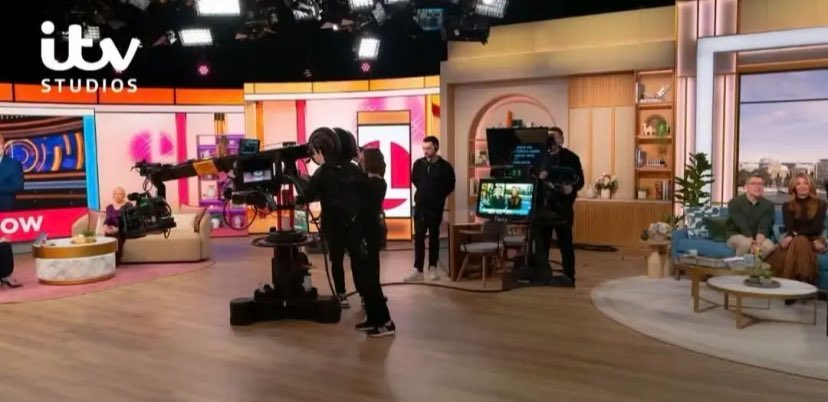 tvreality93's tweet image. Can’t believe how close the this morning and Lorraine set are too each other 😂#thismorning #lorraine