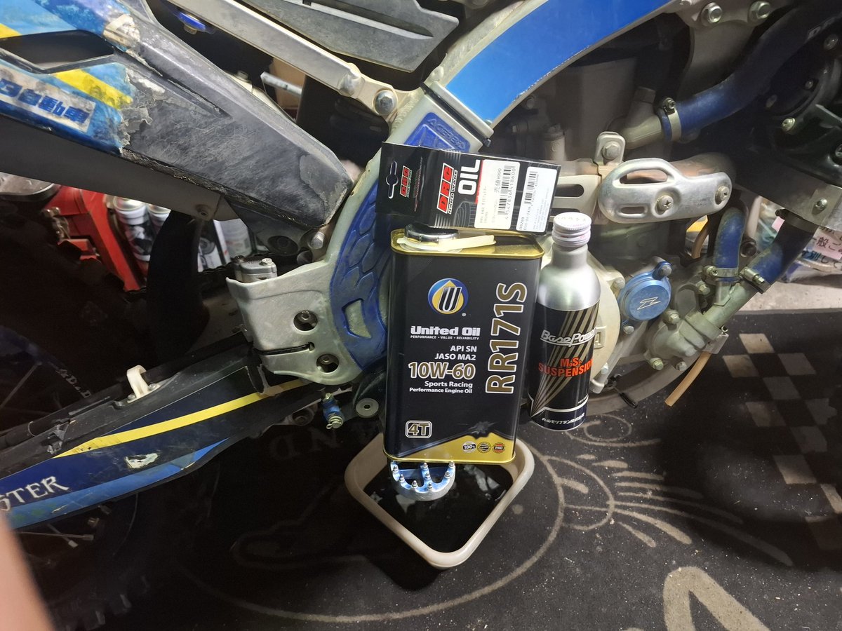 仕事終わりのバイク整備❗
弐号機のオイル&amp;オイルフィルター交換‼️
入れるオイルは、ユナイテッドオイル(RR171Sの１０W-６０)&amp;丸山モリブデン❣️
オイルフィルターは、DRC❣️