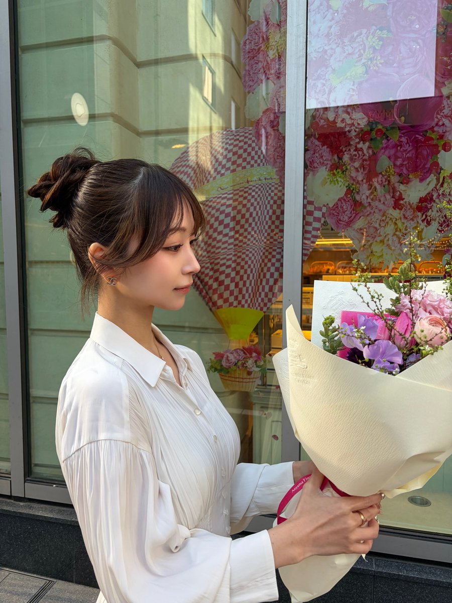 with_ryoka24's tweet photo. 25歳になりました🥳
貰ったお花可愛かった✨ https://t.co/TwCqWq2feF