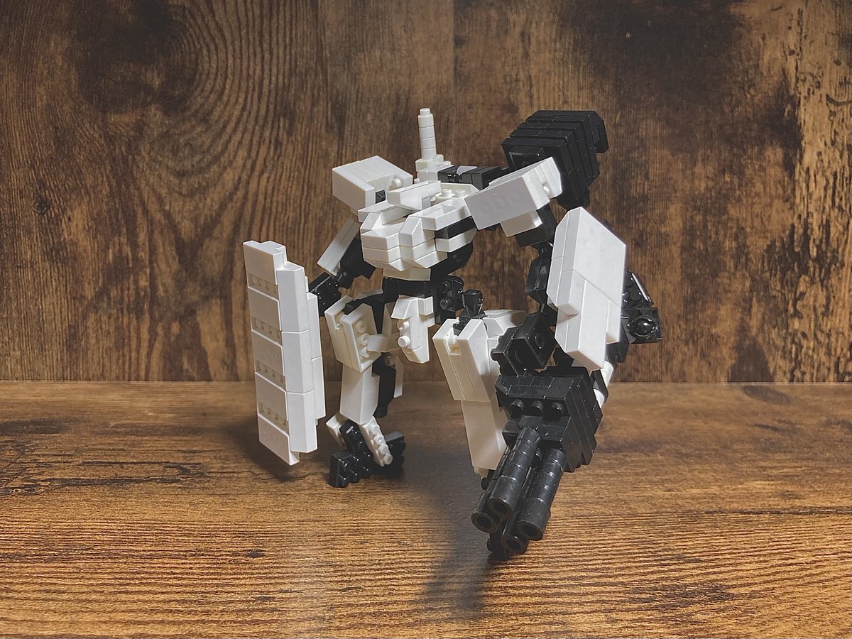 Rom_ROBObuilder's tweet photo. EAG製第三世代機-寒冷地仕様-
帝国との国境線に広がる雪深い山岳地帯での運用を想定され、各部の凍結対策や荒天時に対応するためセンサー類の強化を施された機体。
外付けレーダーの他、理論上では熱管理が容易と判断されガトリング砲など自動式兵装が装備されている。
#プチブロック #mech #RAMTAC https://t.co/bxdR2VMkIe