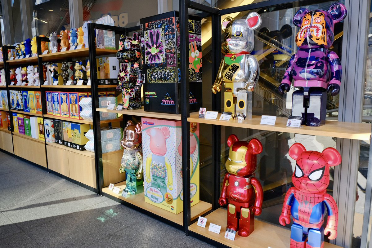 SHIBUYATSUTAYA's tweet image. 📣『BE@RBRICK TV』開催中📣

映画やアニメ、音楽、ファッションなど、様々なキャラクターやブランドとコラボレーションした200を超えるBE@RBRICKがシブツタに大集結✨

ご来店をお待ちしております！

#medicomtoy #bearbrick 
@MEDICOM_TOY