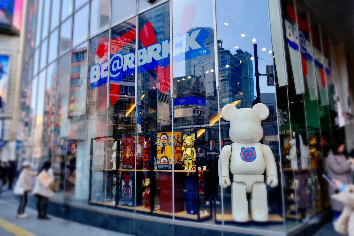 SHIBUYATSUTAYA's tweet image. 📣『BE@RBRICK TV』開催中📣

映画やアニメ、音楽、ファッションなど、様々なキャラクターやブランドとコラボレーションした200を超えるBE@RBRICKがシブツタに大集結✨

ご来店をお待ちしております！

#medicomtoy #bearbrick 
@MEDICOM_TOY