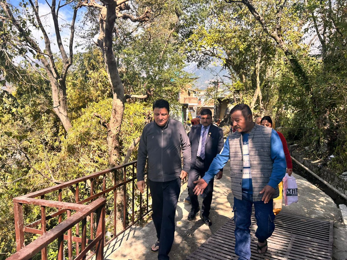 sudhirhp's tweet photo. आज ग्राम पंचायत बाघनी में स्थानीय वासियों की माँग अनुसार श्री कमल थापा जी के घर से श्री रघुवीर जी के घर की ओर निर्मित रास्ते का निरीक्षण किया । 

रास्ते के निर्माण की गुणवत्ता को लेकर लोगों ने सवाल उठाए हैं जिसके लिए संबंधित विभाग की जबाबदेही तय की जाएगी। https://t.co/k1AK6bVUg9