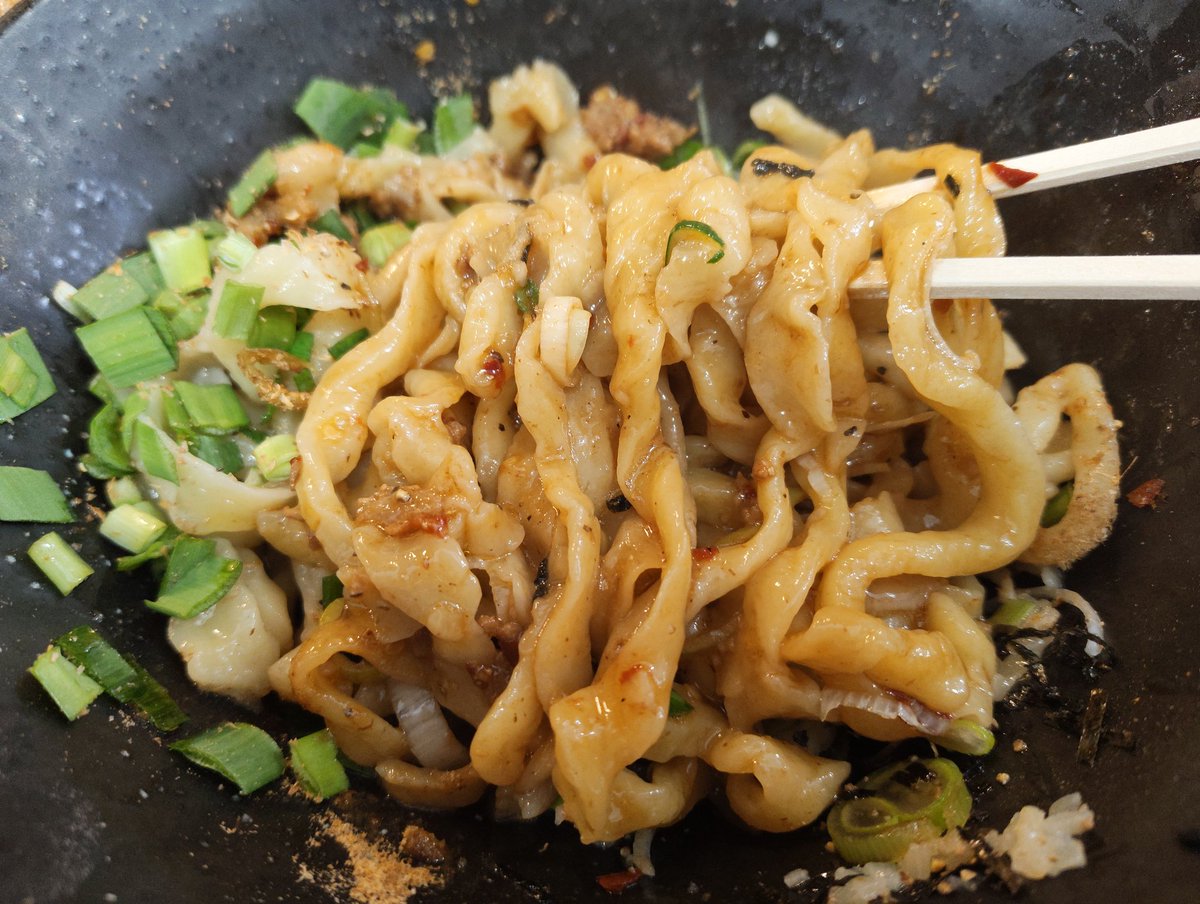 nnhoooooo's tweet photo. コシがあまりにも強過ぎて歯が麺に負けた
もう戻れん、鬼の弾力手もみ麺の台湾まぜそばうますぎてヤバい、直火焼きのチャーシューも神 https://t.co/p2h8SYkml8