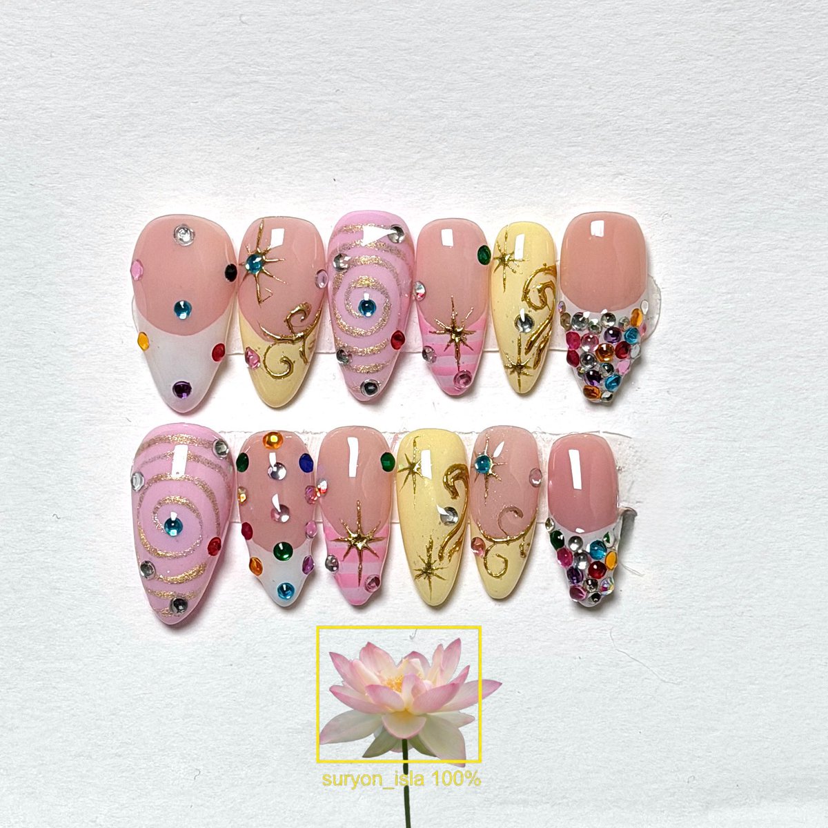 보내주신 디자인 그대로 주문 제작 네일팁 작업 했습니다!

Og : @ iconicnailstudio @ _nails_with_nat_