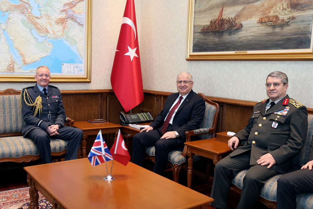 tcsavunma's tweet photo. Millî Savunma Bakanı Yaşar Güler, Genelkurmay Başkanı Orgeneral Selçuk Bayraktaroğlu’nun resmî davetlisi olarak Ankara’ya gelen Birleşik Krallık Genelkurmay Başkanı Orgeneral Richard Knighton’ı kabul etti. Kabulde Orgeneral Selçuk Bayraktaroğlu da yer aldı.

#MillîSavunmaBakanlığı
#YaşarGüler