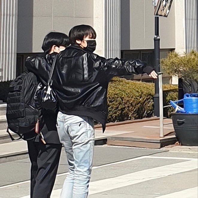 น่ารักจัง วันนี้มีคนบังเอิญเจอแฮชานด้วย แฮชานมางานจบการศึกษาน้องชาย ผ่านไปไวมากกก จำได้ว่าตอนปี 2023 (รูปขวา) แฮชานเพิ่งไปส่งน้องเข้าโรงเรียนเอง ฮืออ พี่ชายแห่งชาติ 🥹🤏🏻