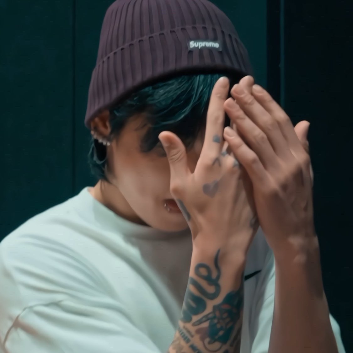 얼굴도 이쁘지만 손이 너무너무에요🤦‍♀️
넘 이뽀🤤