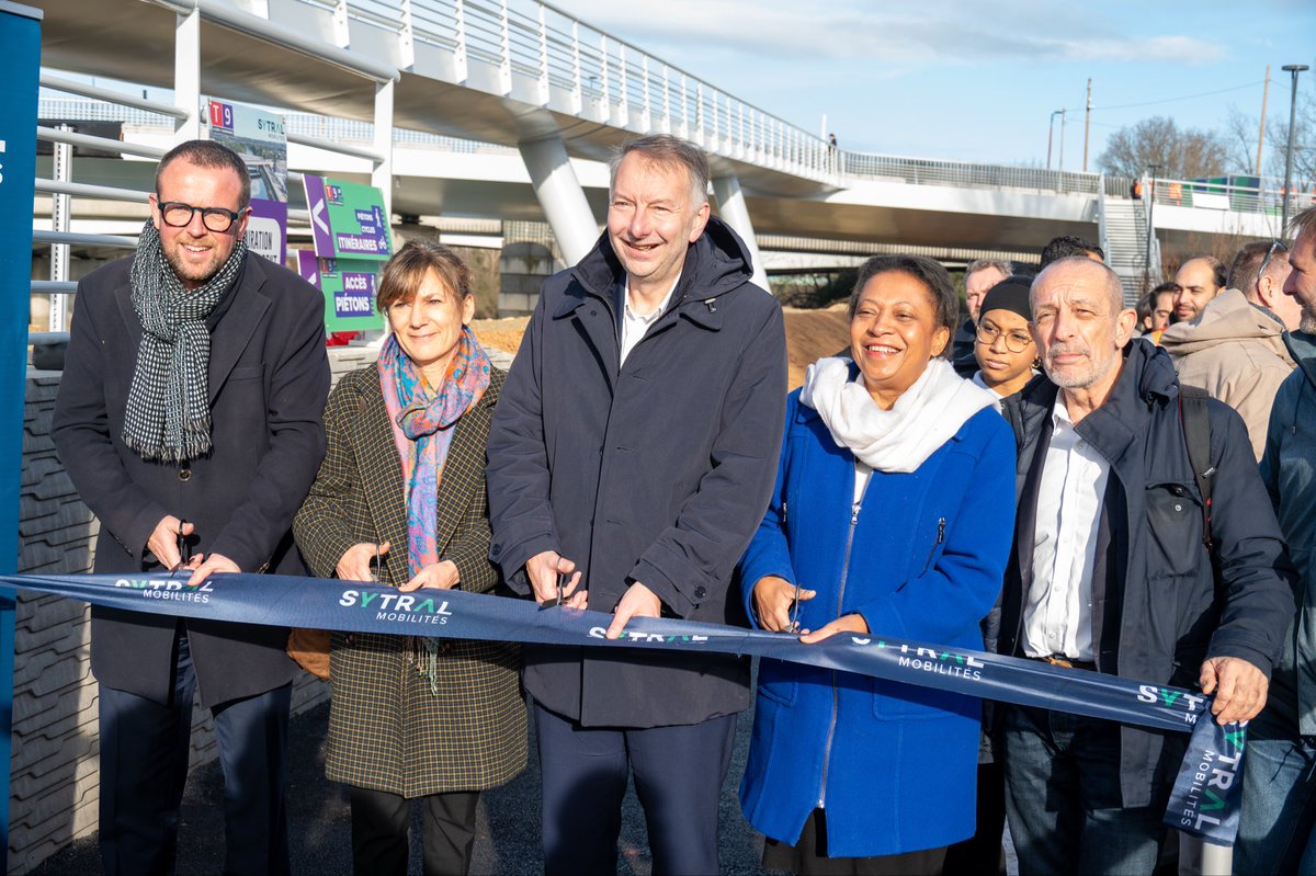 Image de Préfète de région Auvergne-Rhône-Alpes et du Rhône - 👩‍✈️ La sous-préfète, Mme HUSSON a inauguré la mise en service du pont de Saint-Jean, une étape déc