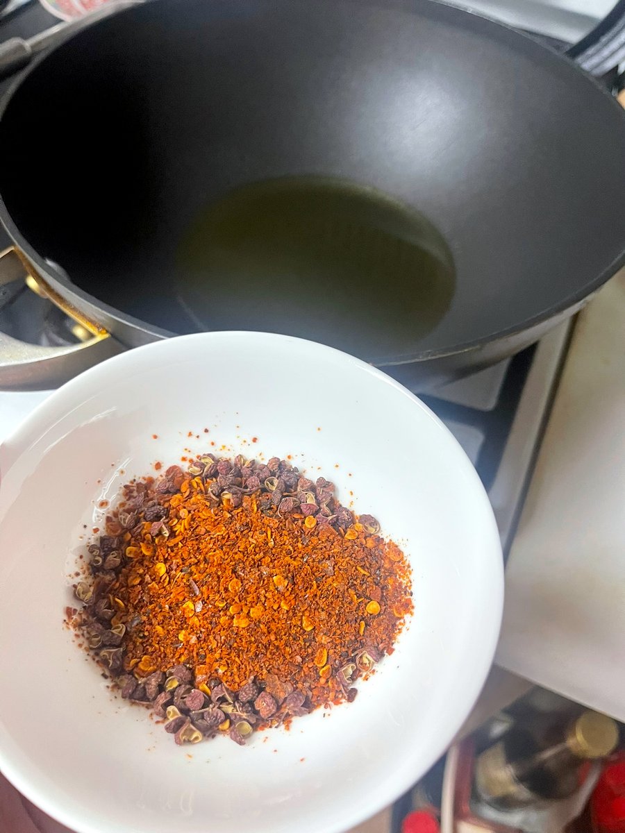 ohsnapletseat's tweet photo. Made a batch of easy hot chili oil recently and used it with my wontons - so good 🔥 Simple, flavorful, and a recipe I learned from my mom. Perfect for dumplings, noodles, and stir fries!
👉 Recipe - https://t.co/VyZl3uadFq
#HotChiliOil #AsianHomeCooking #ChineseCooking