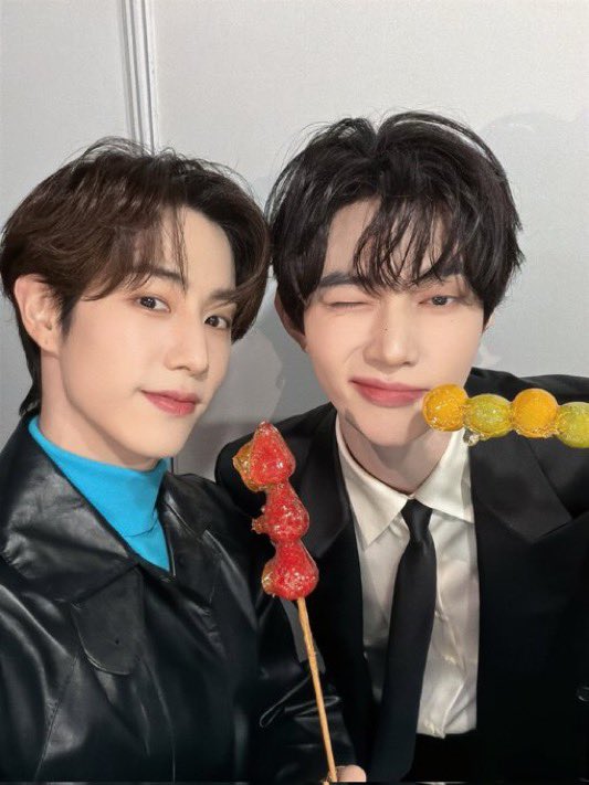 Mark Tuan and Zhang Hao (ZB1) stun in cute photos from Weibo Night.