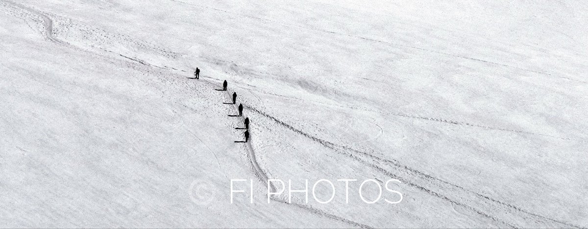 The Snow Walkers ©️ Fi Photos. The glacier plateau framed by the Breithorn, Castor and Pollux. Above the glacier, occasional crevasses of 20 metres when the snow is not so deep. A guide highly recommended even if you see a trail.