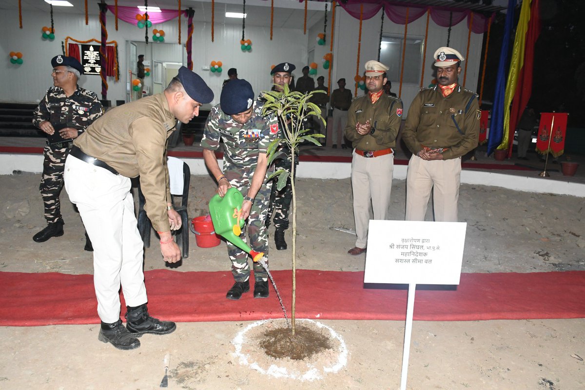 SSBFTRLUCKNOW's tweet photo. 🇮🇳 #DGSSB, सशस्त्र सीमा बल श्री संजय सिंघल, भा.पु.से. द्वारा सेक्टर मुख्यालय, गोरखपुर का दौरा किया गया। आगमन पर गार्ड ऑफ ऑनर प्रदान किया गया। इस अवसर पर उन्होंने अधिकारियों, अधीनस्थ अधिकारियों एवं जवानों से संवाद कर सैनिक सम्मेलन को संबोधित किया। #SSB @HMOIndia @SSB_INDIA https://t.co/9OLylPjjva