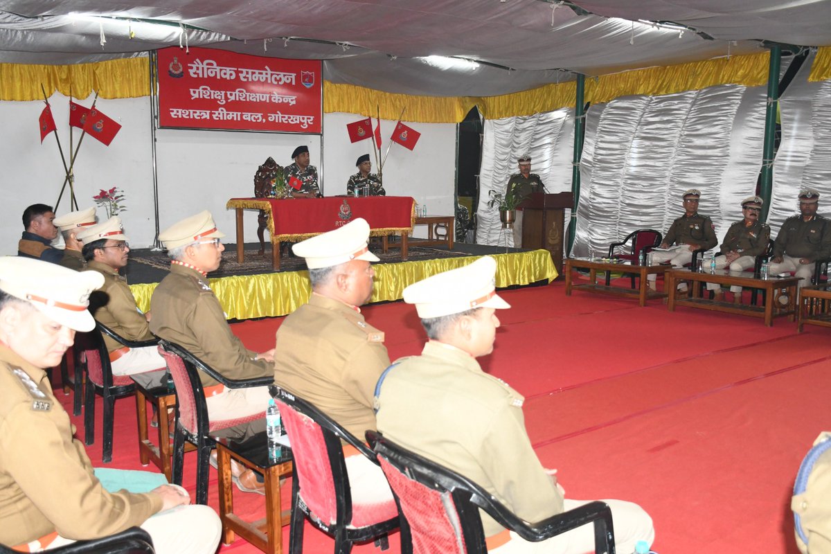 SSBFTRLUCKNOW's tweet photo. 🇮🇳 #DGSSB, सशस्त्र सीमा बल श्री संजय सिंघल, भा.पु.से. द्वारा सेक्टर मुख्यालय, गोरखपुर का दौरा किया गया। आगमन पर गार्ड ऑफ ऑनर प्रदान किया गया। इस अवसर पर उन्होंने अधिकारियों, अधीनस्थ अधिकारियों एवं जवानों से संवाद कर सैनिक सम्मेलन को संबोधित किया। #SSB @HMOIndia @SSB_INDIA https://t.co/9OLylPjjva