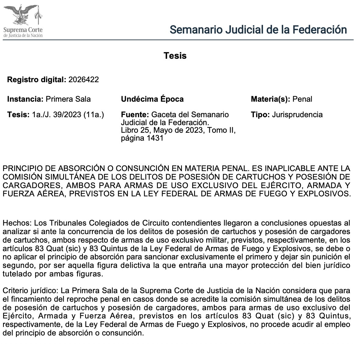 Adrianreginoo's tweet photo. 🔫⚖️ ¿Un delito puede absorber a otro? NO cuando hay de por medio cartuchos y cargadores

A veces en derecho penal dos delitos parecen tan parecidos que surge la duda: ¿se castigan los dos o uno absorbe al otro? Eso es lo que se conoce como principio de absorción o consunción 🧠. Pero la Suprema Corte aclaró que ese principio no aplica cuando una persona posee cartuchos y cargadores para armas de uso exclusivo del Ejército.

¿Por qué importa esto? 🤔 Porque algunos tribunales pensaban que si ya se castiga la posesión de cartuchos (que suena más “grave”), entonces la posesión de cargadores debía quedar sin sanción, como si fuera parte de lo mismo ⚖️. Pero la Corte dijo: no es la misma conducta, aunque estén relacionadas.

El punto clave está en el objeto material del delito 💡. Un tipo penal castiga tener municiones (cartuchos) y otro castiga tener cargadores. Son cosas distintas, con funciones distintas y riesgos propios. No es un solo hecho visto desde dos ángulos; son dos posesiones diferentes, cada una prohibida por separado por la Ley Federal de Armas de Fuego y Explosivos.

Y aquí viene lo técnico, pero importante: el principio de absorción solo se usa cuando hay un conflicto entre normas que castigan esencialmente la misma conducta 📚. Si no hay ese choque —porque no se trata del mismo comportamiento— entonces no hay nada que “resolver”: se pueden actualizar ambos delitos al mismo tiempo.

📣 En resumen: tener cartuchos ilegales no borra el delito de tener cargadores ilegales. Para la Corte, no hay absorción porque no es un solo ilícito con dos nombres, sino dos prohibiciones distintas que pueden coexistir. ¿Castigo doble por lo mismo? No. Responsabilidad por conductas diferentes.