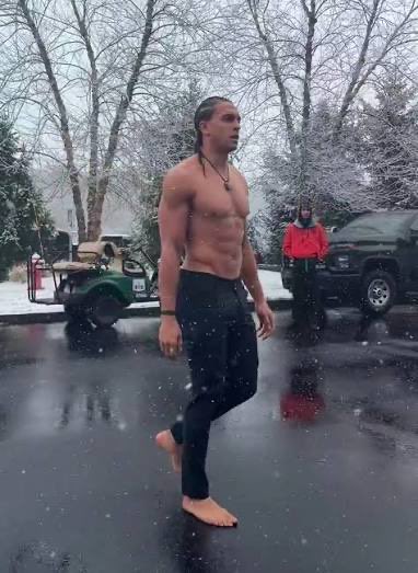 itmekaralee's tweet photo. letting TB12 know we got a dog in the fight and his feet are barrkkinngggg https://t.co/z4yO7ITF0g