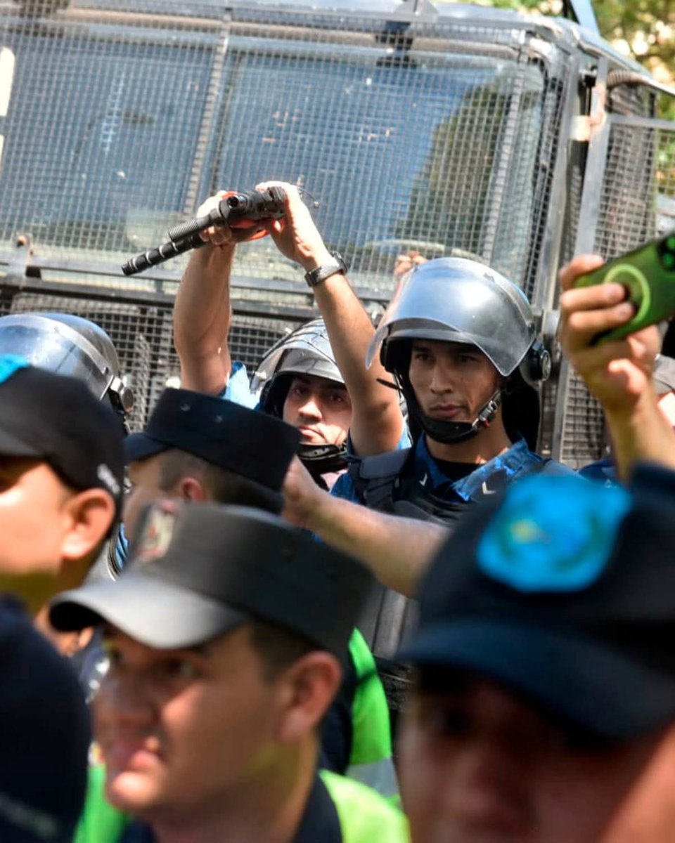 El policía reprime al maestro que le enseñó y a la enfermera que lo atenderá y los tres juntos padecen un Estado que les roba su presente y su futuro. Es probable incluso que los tres vayan y voten por el mismo partido político que los hace enfrentar. Cruel y obscura ironía.