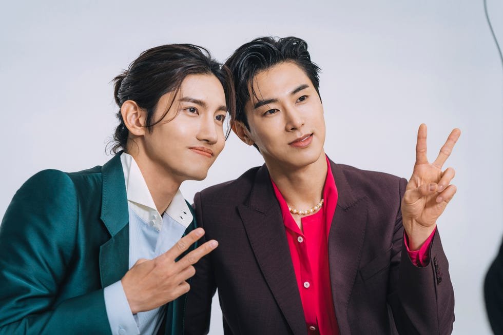 2月6日は #東方神起 #ユンホ の40歳のバースデー！　特別版カバーでカリスマ性溢れる姿を披露した『エル・ジャポン』2022年7月号より、その撮影舞台裏をギャラリーでプレイバック📸✨
#UKNOW 

▼記事はこちら
bit.ly/4c9ADr5