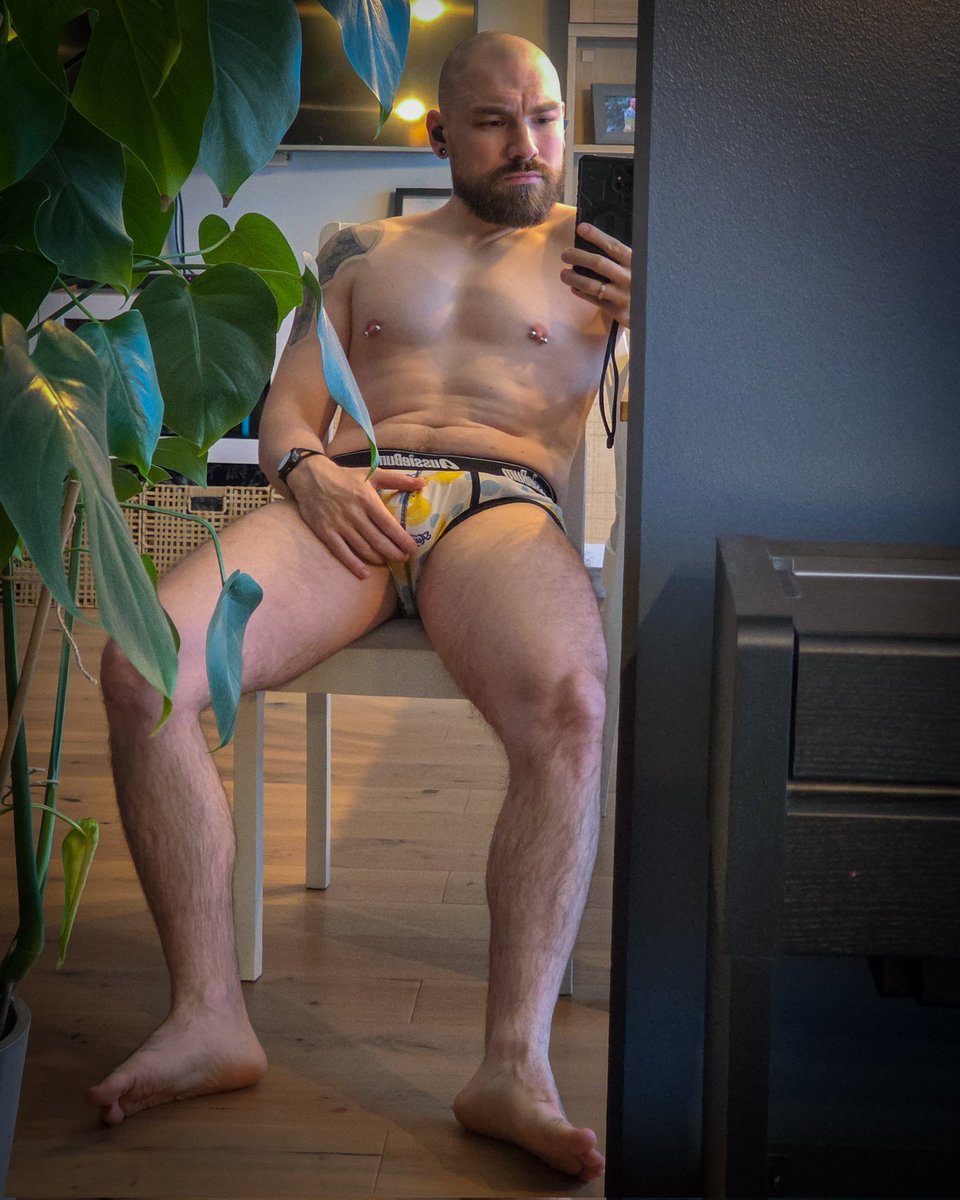 Так уж и быть, за ретвит скину член в личку