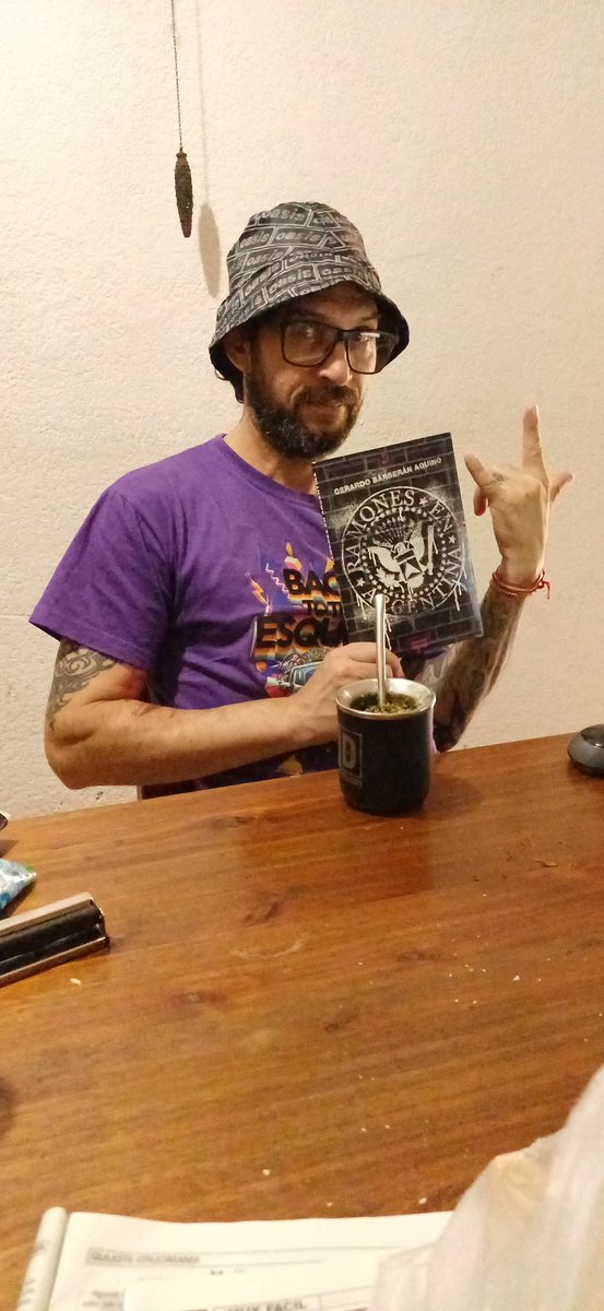 Aca de vacaciones con Javi <a href="/FanDelTiramisuu/">Javi 9-12-18⚪🔴⚪</a> escuchando <a href="/UnDinamo/">UnDinamo</a>, con <a href="/rock_pix/">El Gallo 🇦🇷⭐️⭐️⭐️</a> contandonos las novedades ramoneras mientras tambien leemos su historia en Argentina.
Que linda nuestra radio🤘🖤
<a href="/cuchicalderon/">Cuchi Calderón</a> <a href="/RodParanormal/">Rod</a> 
#dinamigos