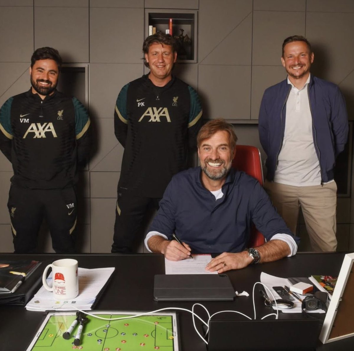 Cuando Jürgen Klopp firmó un nuevo contrato con el Liverpool en 2022, no pidió un aumento salarial, solo quería una extensión.

Sin embargo, sí insistió bastante para que su cuerpo técnico si recibiera un aumento salarial y recibió £2M anuales para dividirlo entre sus colegas.