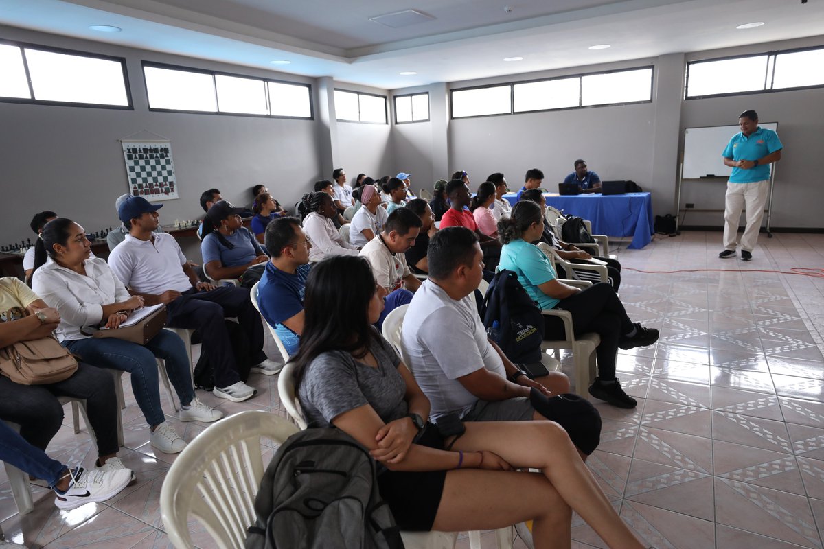 Fede_Guayas's tweet photo. En la sala de sesiones de la cancha sintética Dr. Leonardo Sabino Hernández se desarrolla a esta hora el Seminario de Capacitación en Kids Athletics (Atletismo Infantil). 
Dirigido a entrenadores, monitores de atletismo, docentes de escuelas y colegios, así como a entrenadores de las ligas cantonales.

#GuayasAlienta @WorldAthletics