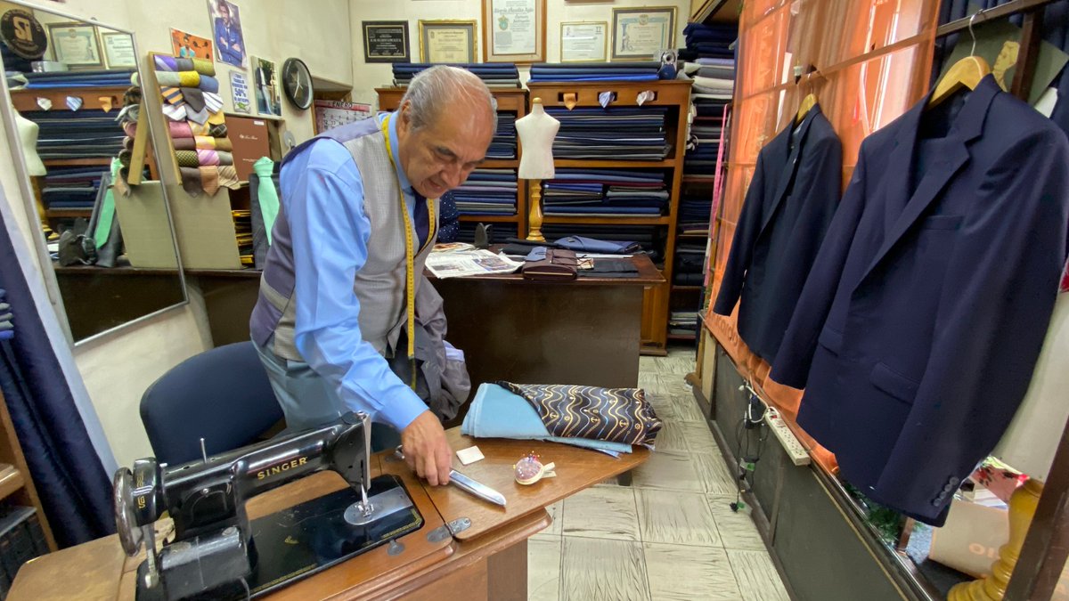 🧵En Avenida Juan de Palafox y Mendoza #1406 hay un local que no se ha movido en más de 50 años.

José Ricardo González sigue haciendo lo mismo que aprendió siendo niño: coser trajes a la medida.

Esta es su historia: acortar.link/P7xfQt

Fotos: <a href="/juliocesarmar19/">Julio César Martínez</a>