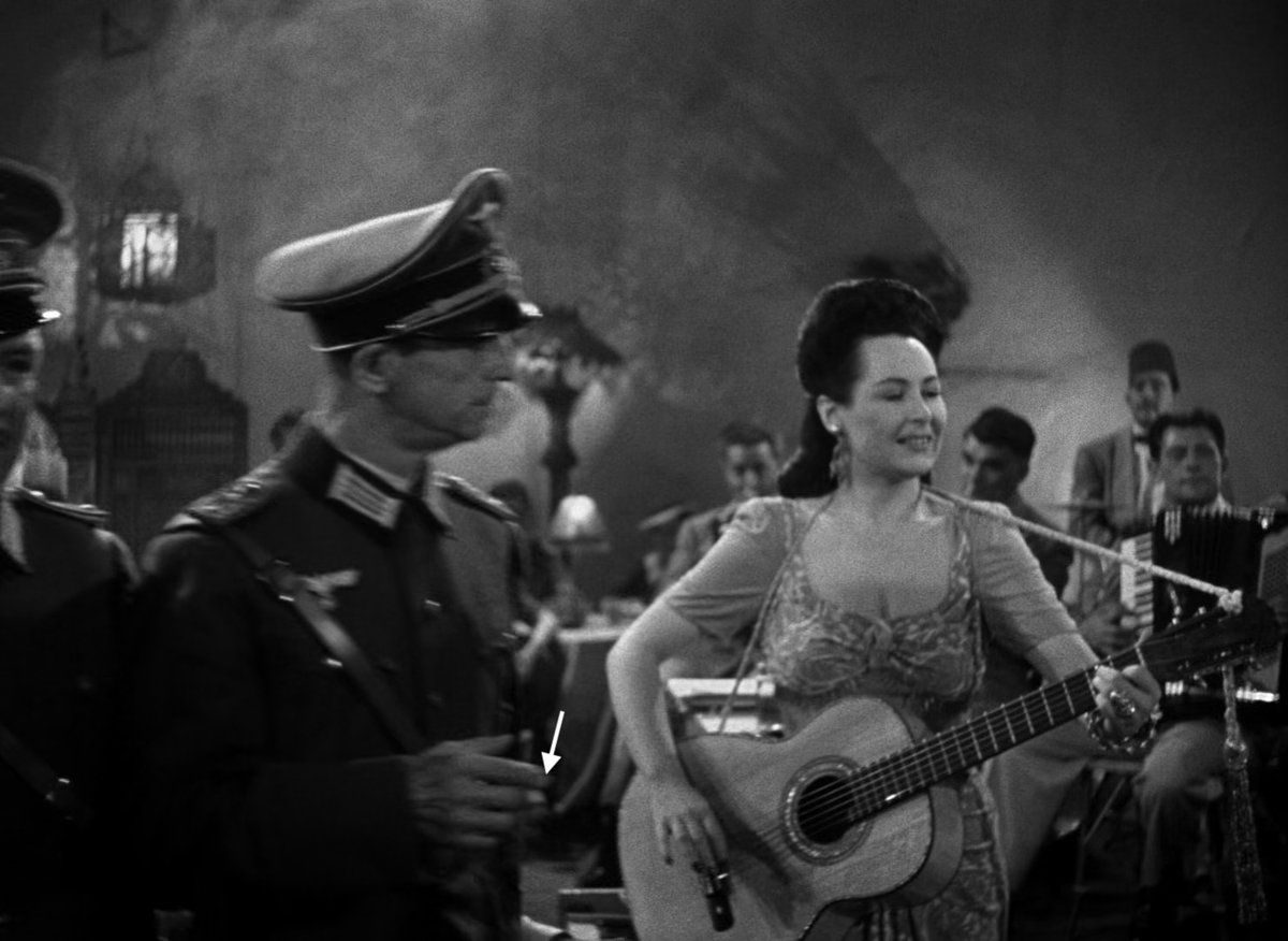 Casablanca (1943) - 1:01:39
Dir. Michael Curtiz
Runtime 102 minutes
🚬 x 124, or one cigarette every 0.82 minutes
⚠️ REAL SMOKER MOVIE ⚠️
howmanycigarettes.com/casablanca/