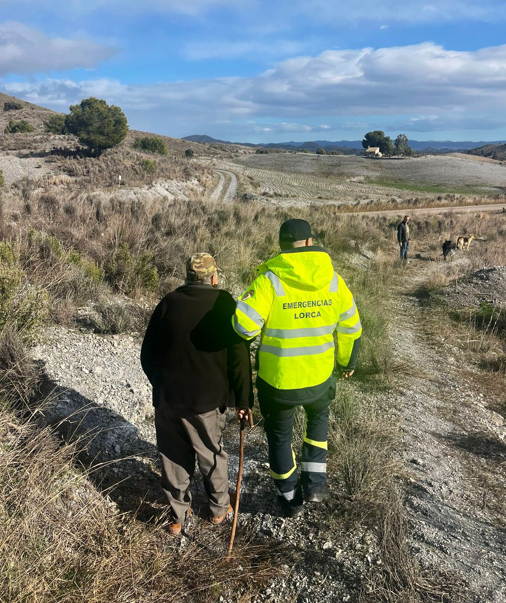 Sobre las 13:30 se recibe aviso al 112 alertando de la desaparición, desde esta mañana, de un varón de 77 años en la pedanía de Béjar. Sobre las 16:00, efectivos del Servicio de Emergencias lo localizan en buen estado, aunque con cansancio y síntomas de hipotermia. Había salido a
