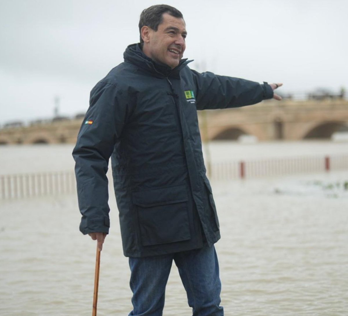 Juanma Moreno cuando ardía Andalucía no suspendió sus vacaciones y cuando todo pasó volvió para irse a la Feria y los Toros con Toñi Moreno y Juan del Val. Ahora coje un palo y se mete en el agua para la foto porque hay elecciones. Por muy bien que lo esté haciendo no se le puede