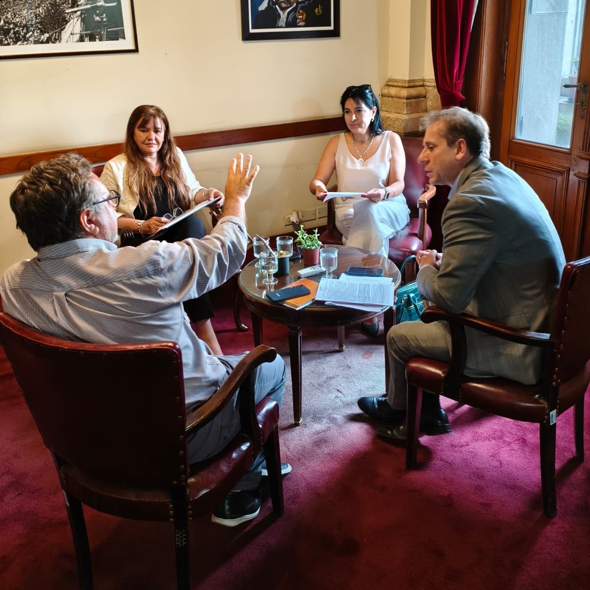 gvalenzuelaok's tweet photo. Junto al senador @petecovischi recibimos a la ministra de Educación de #Corrientes, Ana Miño, y el secretario del CoNETyP, Fernando Tascón, para avanzar en la articulación, entre el @SenadoArgentina y el Ministerio, de políticas que fortalezcan la educación de calidad. https://t.co/m4XQGAcWxg