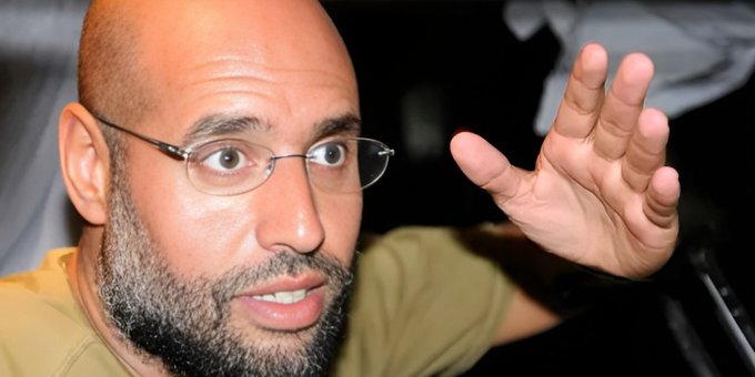 YourmediaAgency's tweet photo. #Libya #Gadaffi Der Sarg mit dem Leichnam des ermordeten libyschen Volkshelden Saif al-Islam Gaddhafi ist soeben in seiner Heimat, der Wüstenstadt Bani Walid eingetroffen. Zehntausende Libyer und Araber sind zu seiner Beerdigung gekommen. Die Ortschaft ist vollkommen überfüllt. Der feige Mord islamistischer Terroristen wird nicht für Ruhe in Libyen sorgen, sondern für einen ständigen noch Jahrzehnte anhaltenden Widerstand der Bevölkerung. Die Erinnerung an die "guten alten" Zeiten unter der Herrschaft seines Vaters Muammar el-Ghadafi wird derart erneut lebendig.