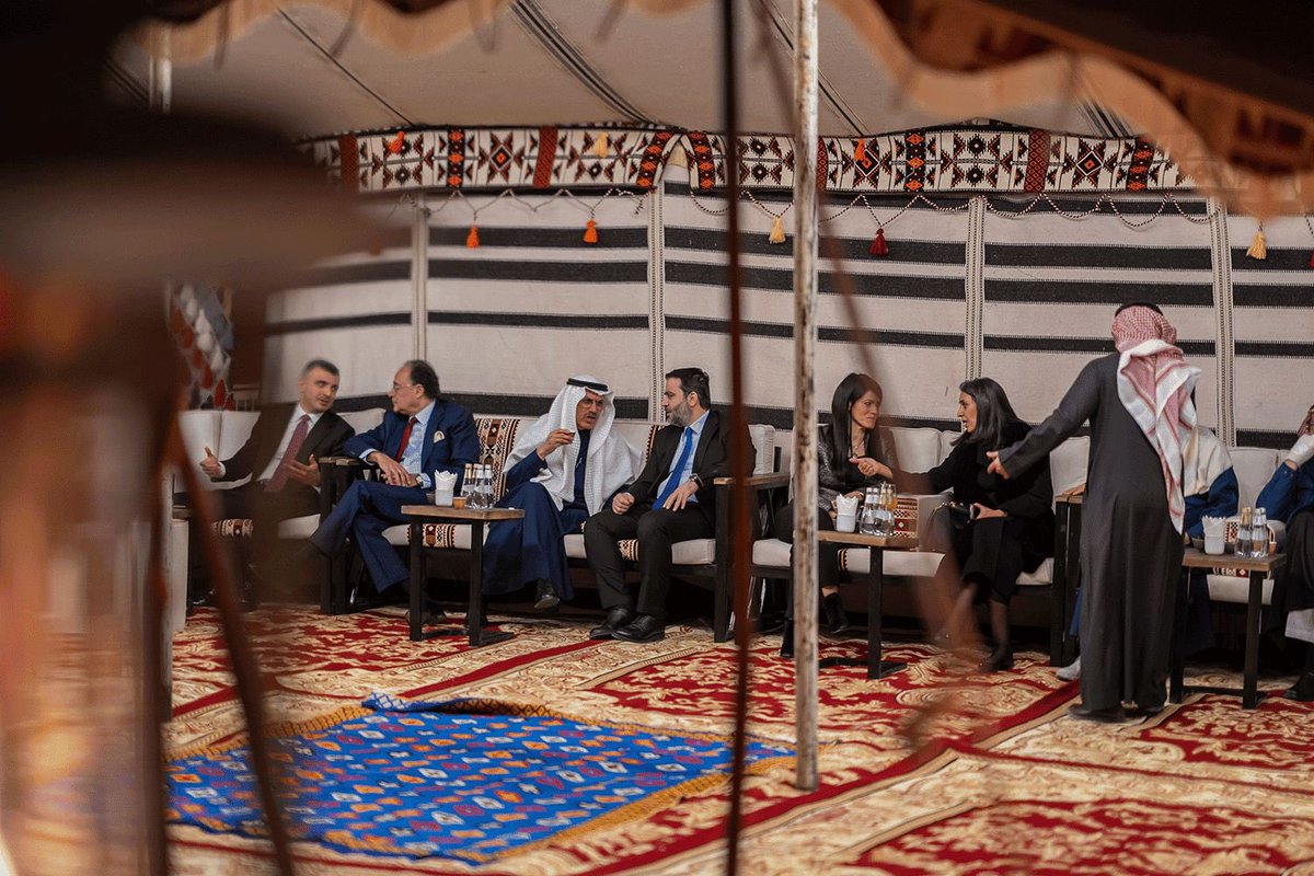Almatrafi's tweet photo. 3️⃣
تؤدي الاقتصادات الناشئة اليوم دورًا محوريًا في التجارة الدولية، وتدفقات الاستثمار، وسلاسل الإمداد العالمية، ما يجعل استقرارها عاملًا حاسمًا في استقرار النظام المالي الدولي ككل، وليس كما يعتقد البعض شأن داخلي أو ��قليمي محدود التأثير.
#ACEME https://t.co/LHezQj7B6y